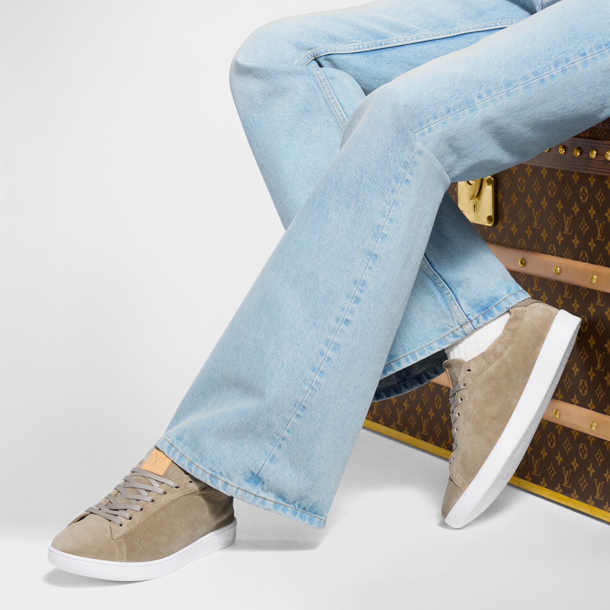 รองเท้าผ้าใบรุ่น LV Soft  in ผู้ชาย's รองเท้า รองเท้าผ้าใบสำหรับผู้ชาย collections by Louis Vuitton (การย่อ/ขยายผลิตภัณฑ์)